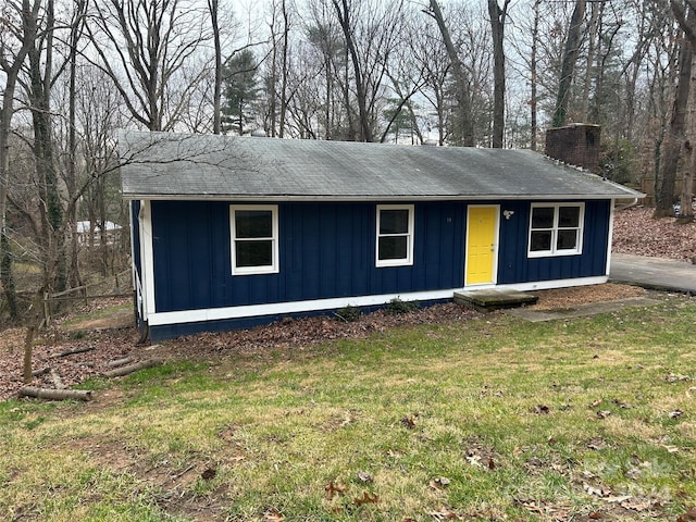 single story home with a front lawn