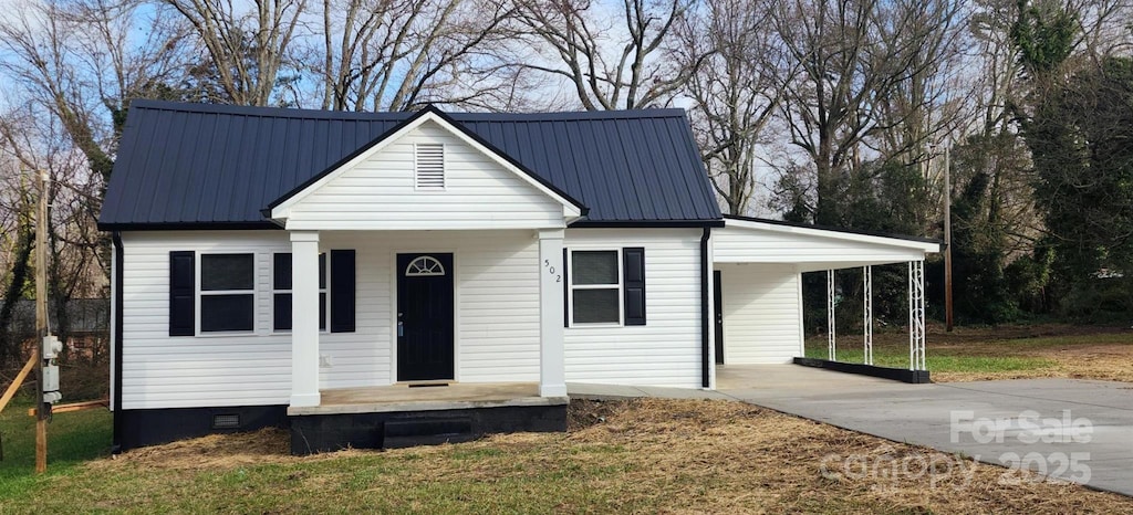 view of front of home with a carport