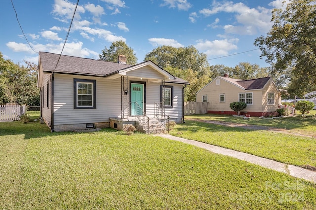 bungalow featuring a front lawn