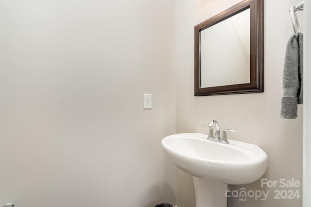 bathroom featuring sink