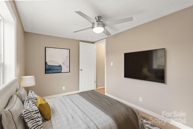 bedroom with ceiling fan