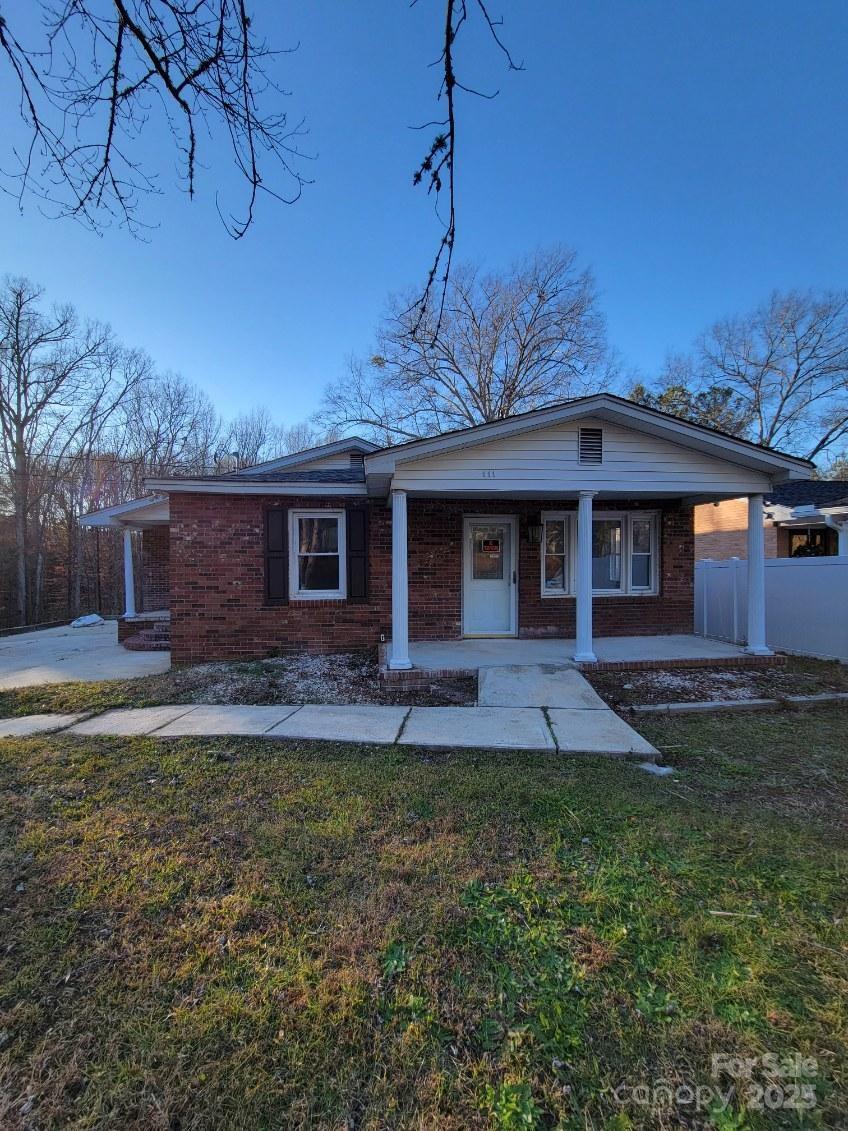 view of front of house with a front yard