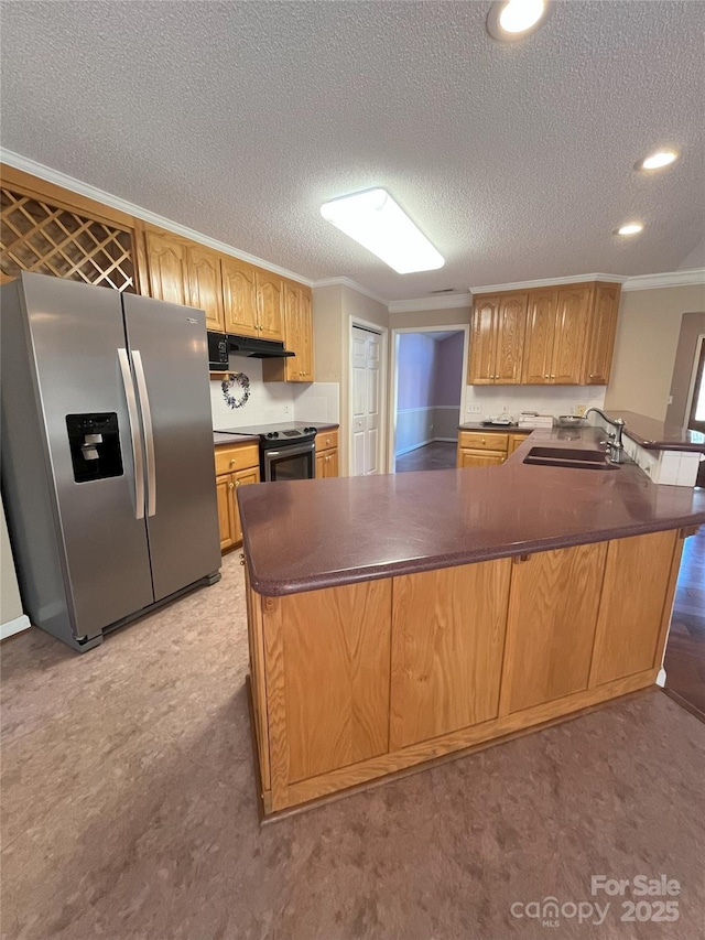 kitchen with kitchen peninsula, appliances with stainless steel finishes, a textured ceiling, crown molding, and sink