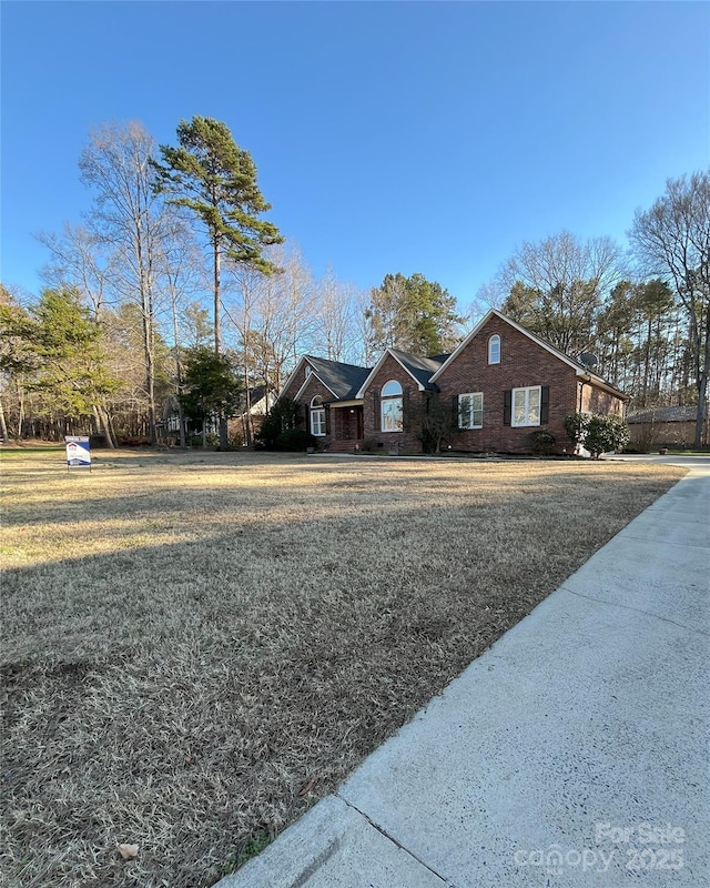 ranch-style house with a front yard