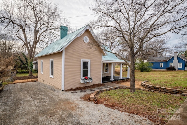 view of front of home with covered porch and a front yard