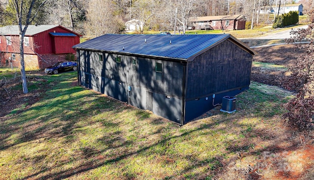 view of outdoor structure featuring a yard