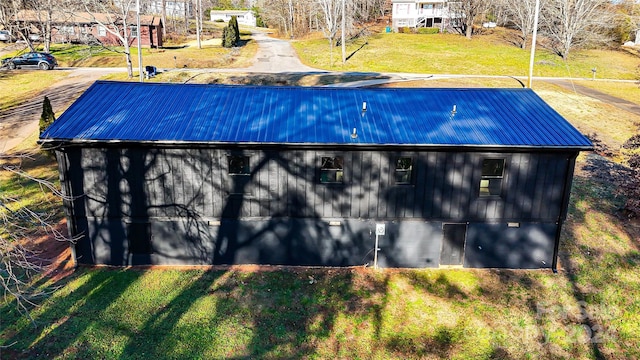 view of swimming pool featuring a yard