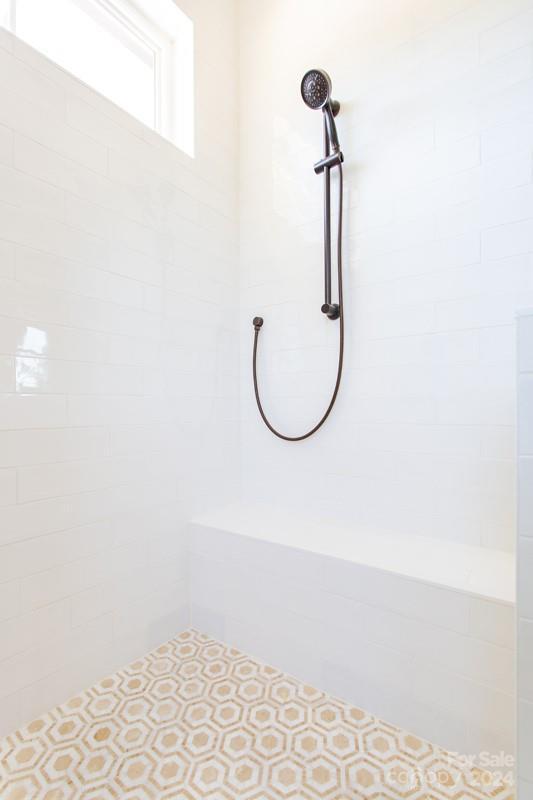 bathroom featuring a tile shower