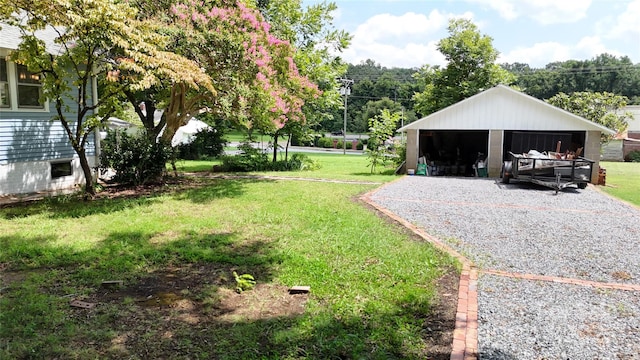 view of yard with an outbuilding