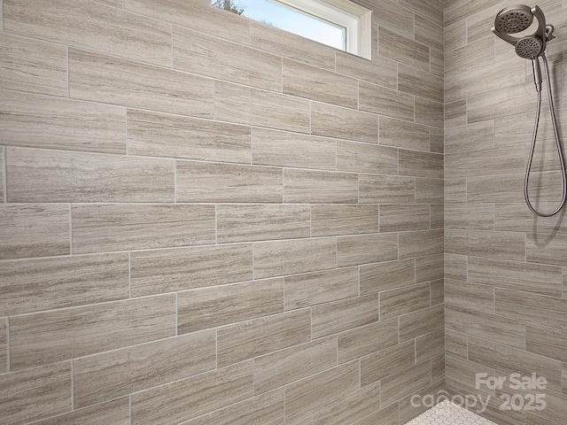 bathroom featuring tiled shower