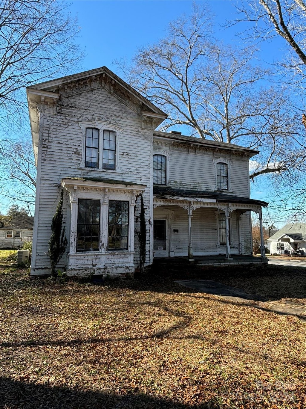 view of front of property featuring a porch and a front yard