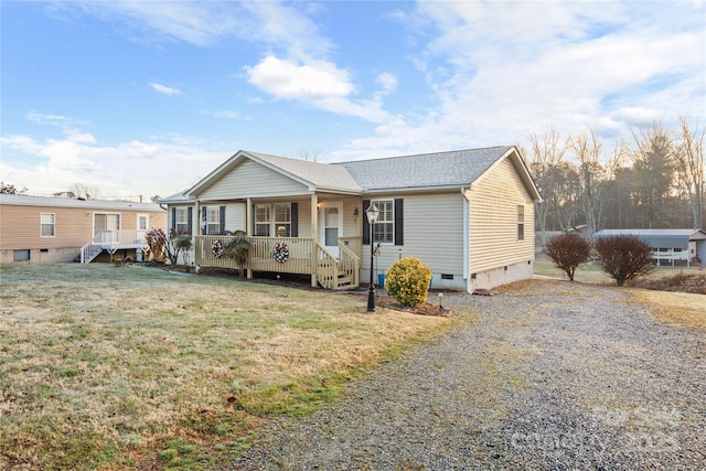 view of front of property featuring a porch and a front yard