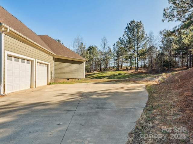 view of yard with a garage