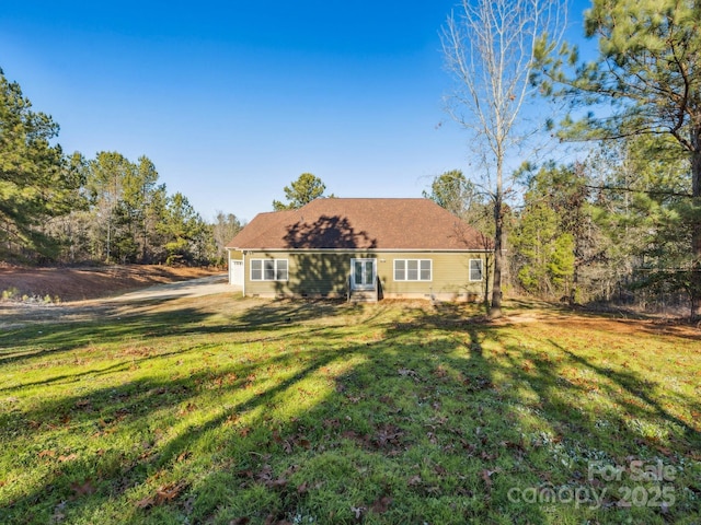 view of front of house featuring a front lawn