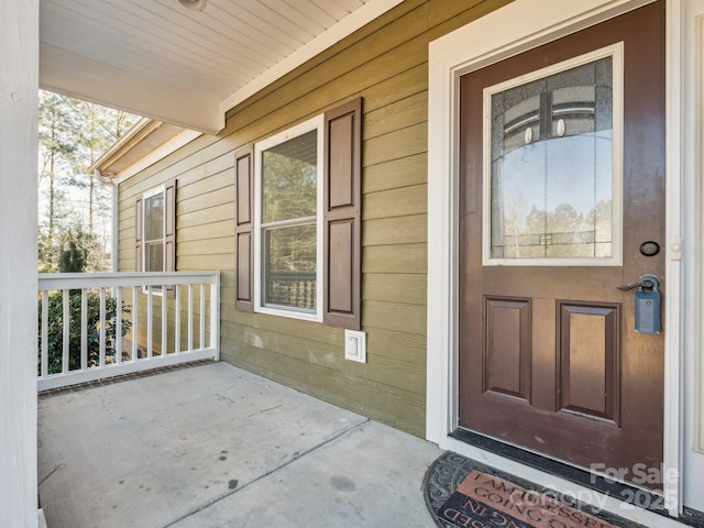 entrance to property featuring covered porch