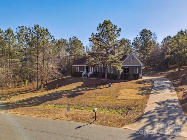 view of front facade with a front lawn