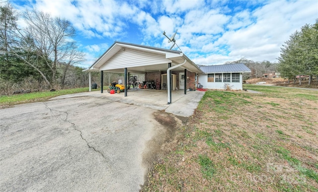 view of front of property featuring a front yard and a carport