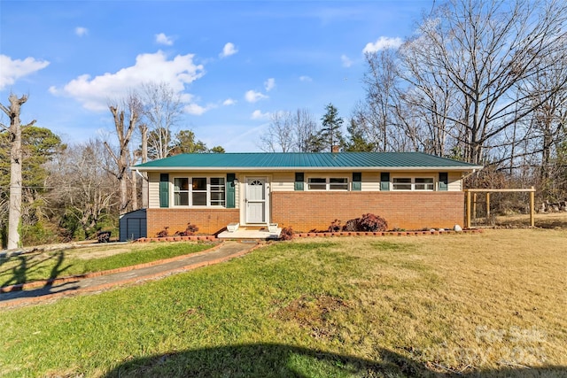 single story home featuring a front yard