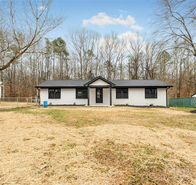 ranch-style house featuring a front yard