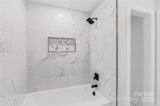 bathroom with tiled shower / bath combo