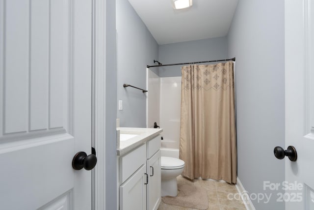 full bathroom with shower / tub combo with curtain, vanity, and toilet