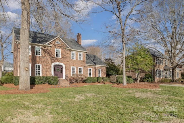 colonial house featuring a front yard