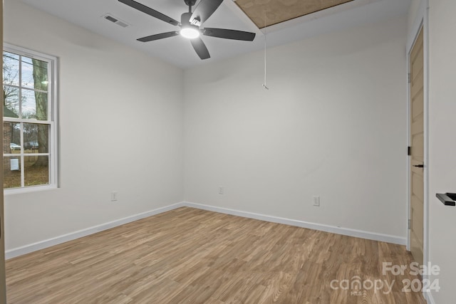 empty room featuring light hardwood / wood-style floors and ceiling fan