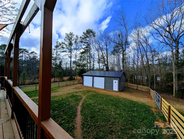 view of yard with an outdoor structure