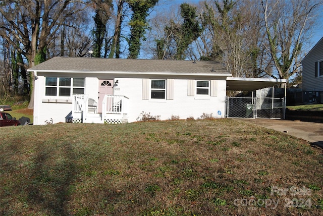 view of front of home featuring a carport and a front yard