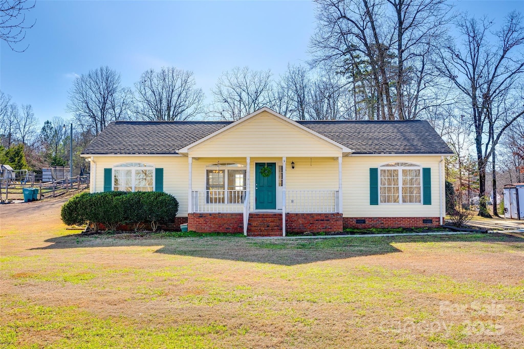 single story home featuring a front yard and a porch