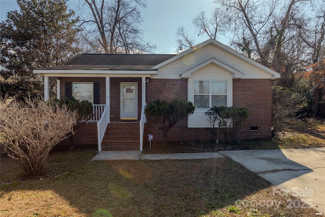 view of front of home with a front lawn and covered porch