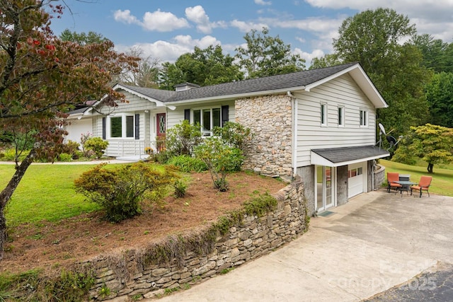 view of front of home featuring a front lawn and a garage