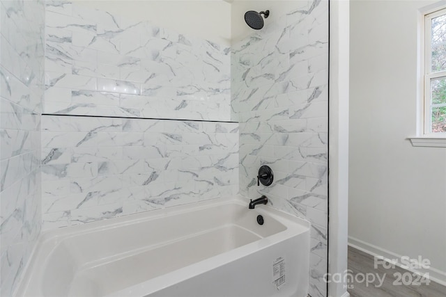 bathroom with plenty of natural light and tiled shower / bath