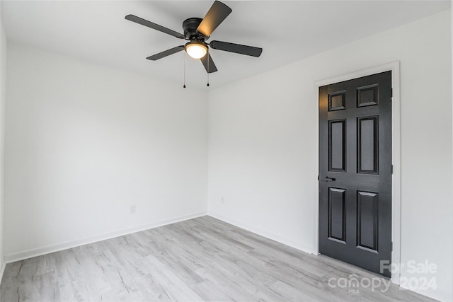 empty room featuring light hardwood / wood-style flooring and ceiling fan