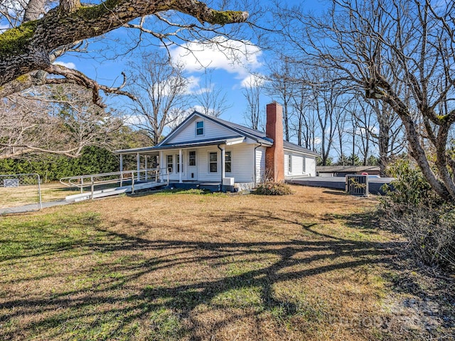 view of front of house featuring a porch and a front lawn