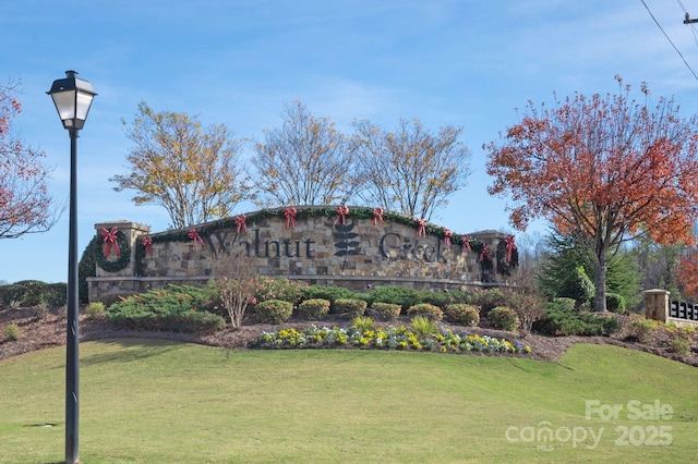 community sign with a yard