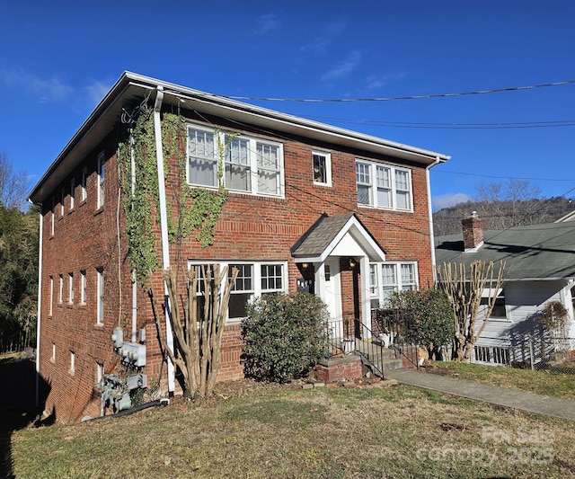 view of front of house with a front lawn