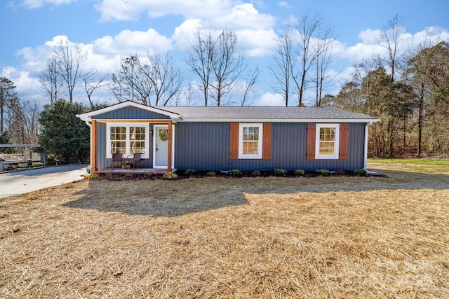 ranch-style home featuring a front lawn