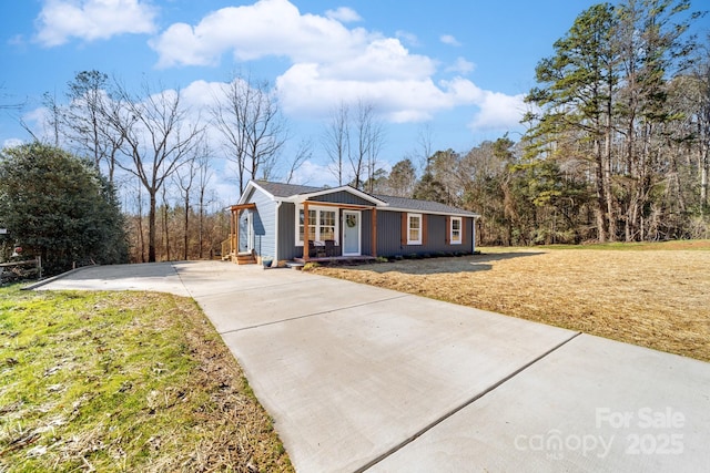 view of front facade with a front lawn and covered porch