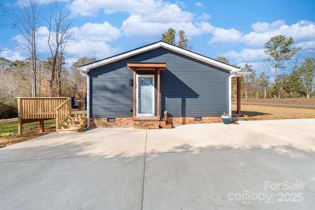 view of front of house featuring a wooden deck