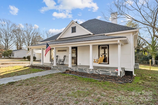 view of front facade featuring a porch and a front lawn