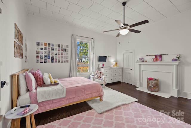 bedroom featuring dark wood-type flooring and ceiling fan