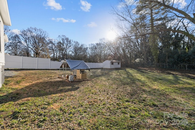 view of yard featuring a storage unit