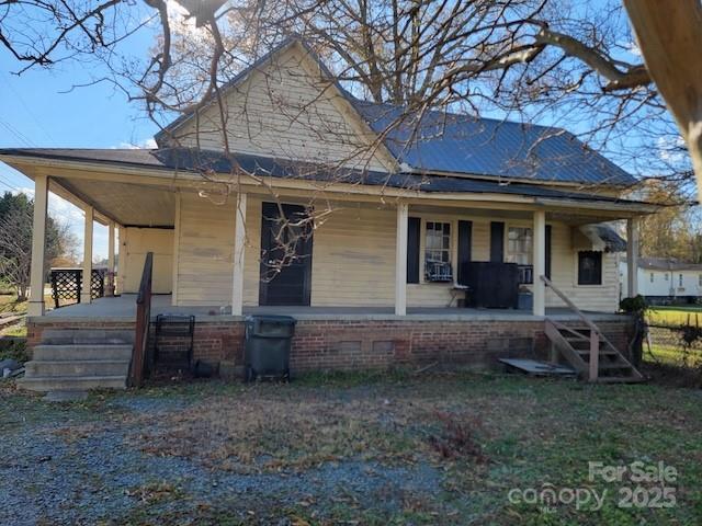 farmhouse featuring a porch