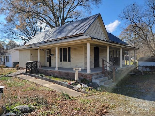 view of front of property with covered porch