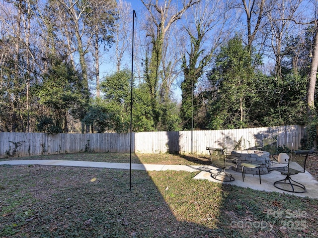 view of yard featuring a patio area