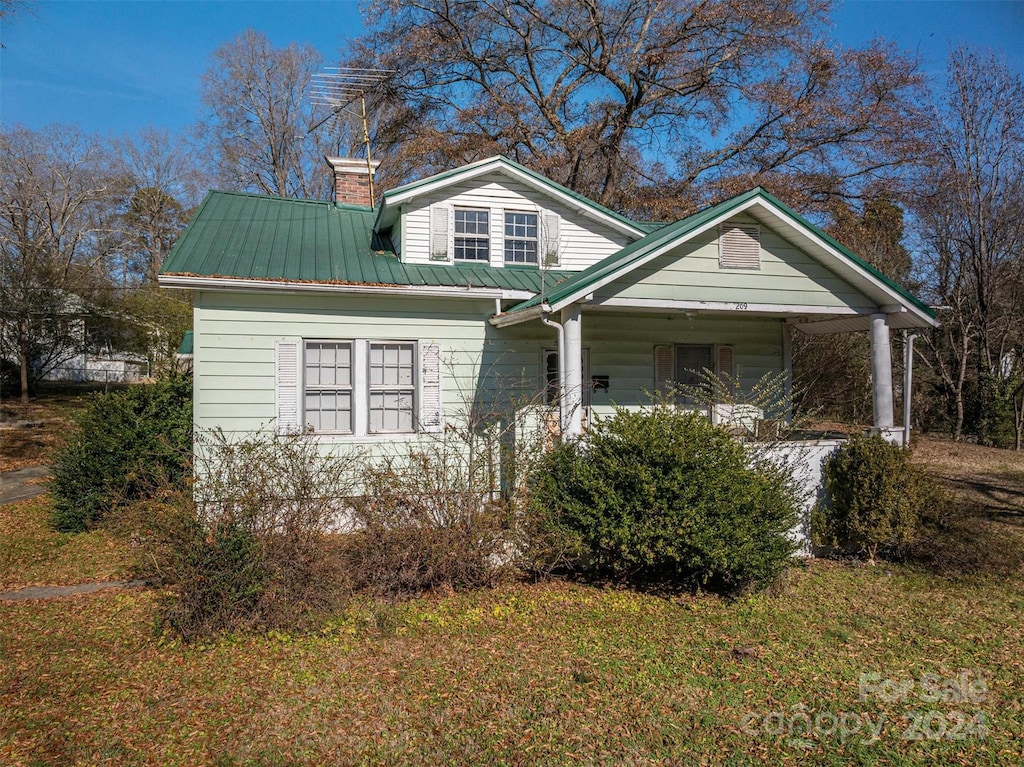 view of front of home featuring a front lawn