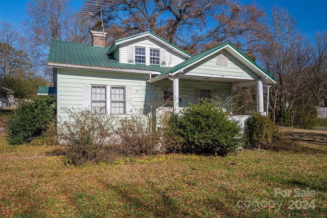 view of front of home featuring a front lawn