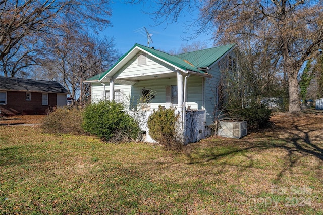 view of front of home with a front lawn