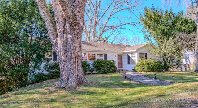 single story home with a front lawn